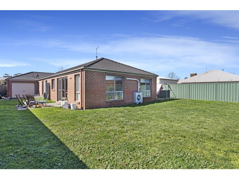 102 Stirling Drive, Lake Gardens VIC 3355