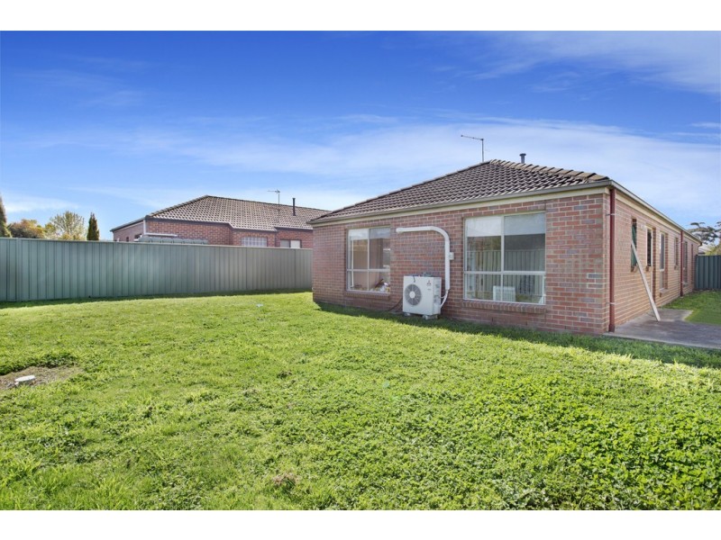 102 Stirling Drive, Lake Gardens VIC 3355