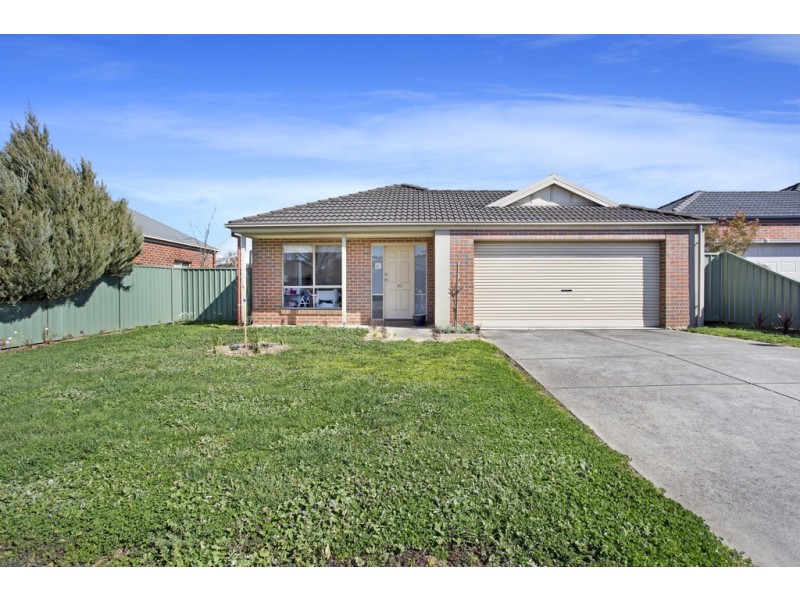 102 Stirling Drive, Lake Gardens VIC 3355