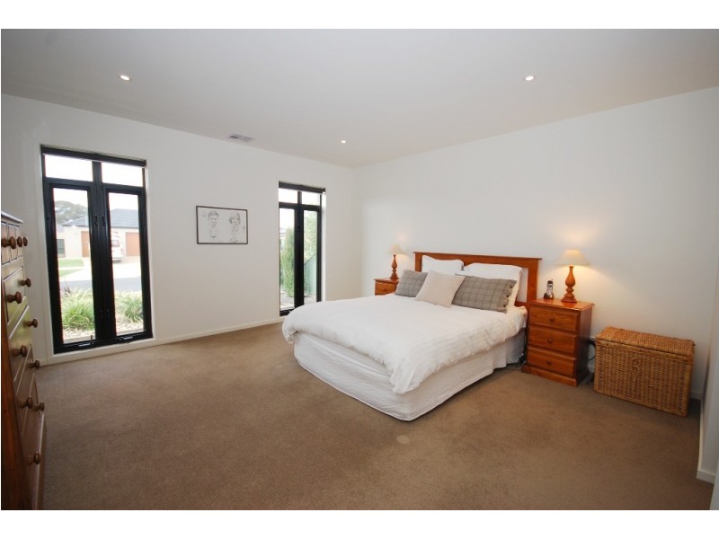 46 Faversham Avenue, Lake Gardens VIC 3355