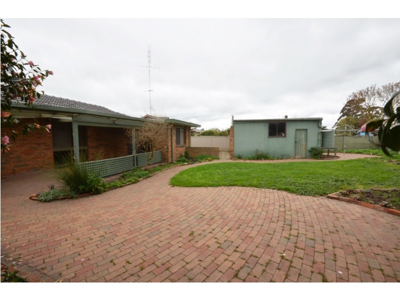 60 Browns Parade, Wendouree VIC 3355