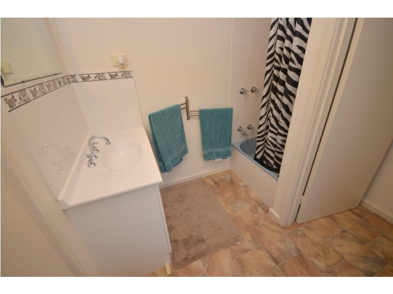 2/2 Nightingale Street, Newington VIC 3350