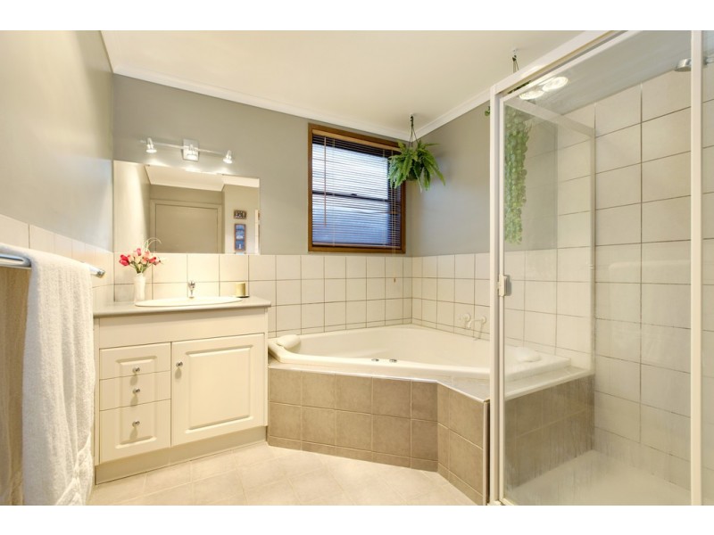 10 Hale Avenue, Mount Clear VIC 3350