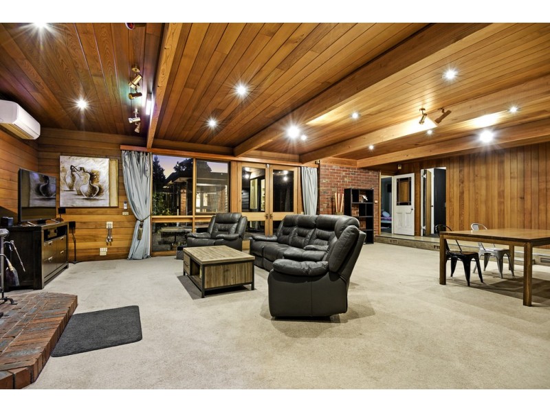 21 Regency Drive, Mount Clear VIC 3350