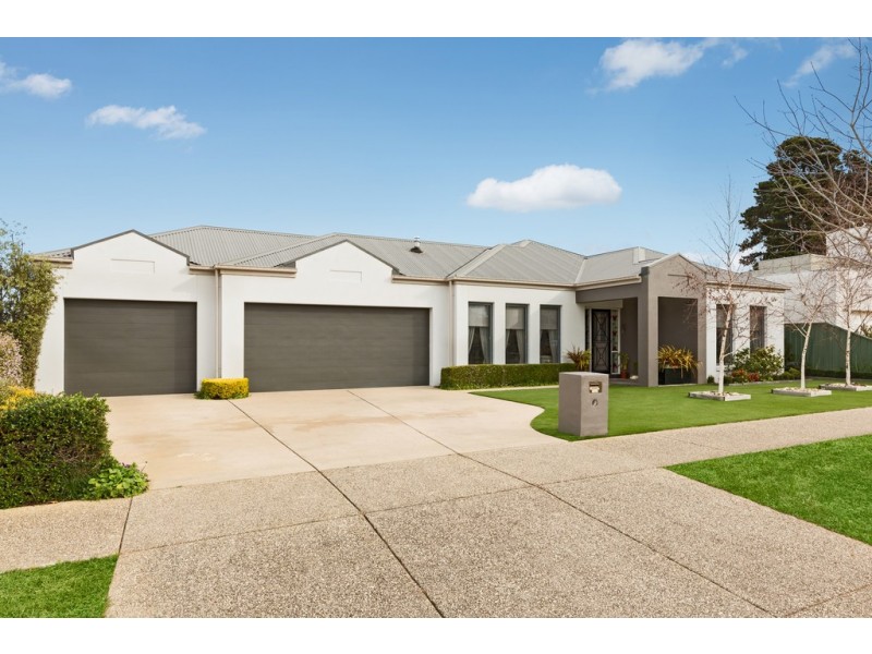 33 St Chester Avenue, Lake Gardens VIC 3355