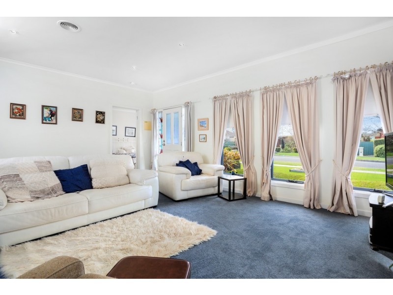 33 St Chester Avenue, Lake Gardens VIC 3355