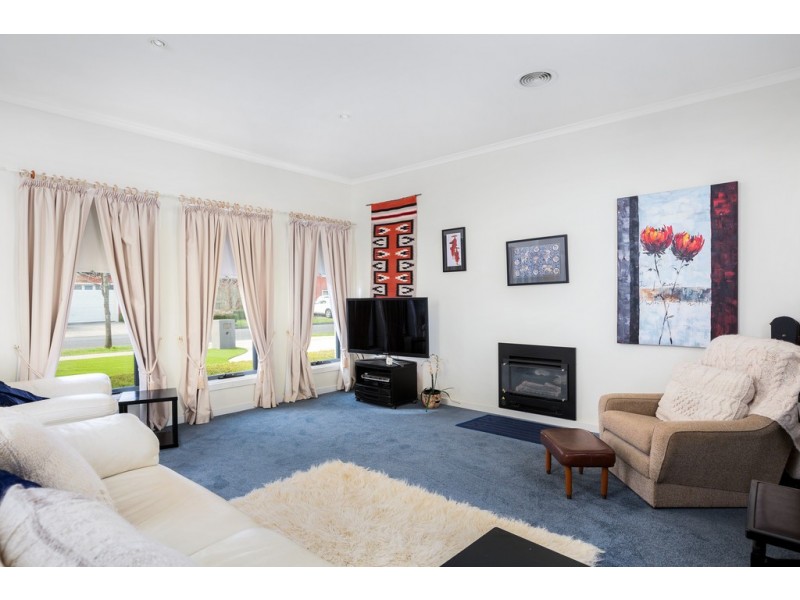 33 St Chester Avenue, Lake Gardens VIC 3355