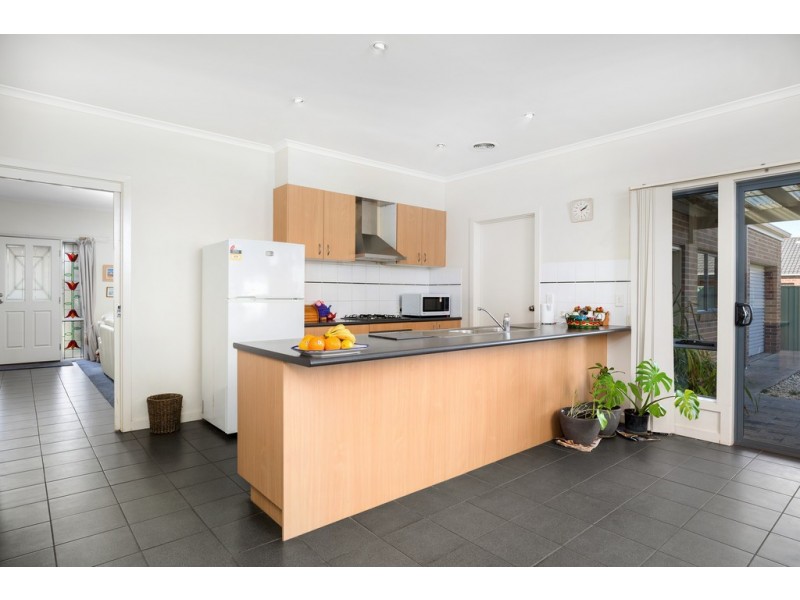 33 St Chester Avenue, Lake Gardens VIC 3355