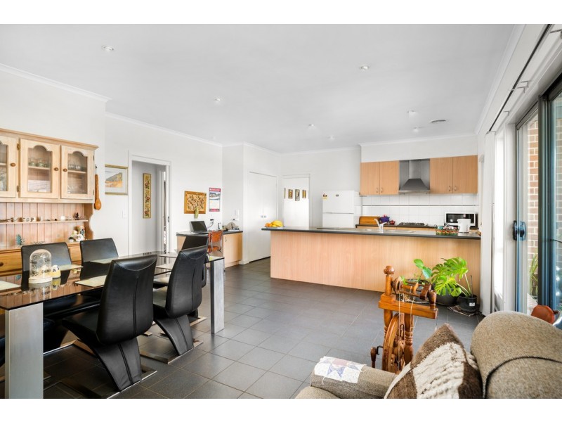 33 St Chester Avenue, Lake Gardens VIC 3355