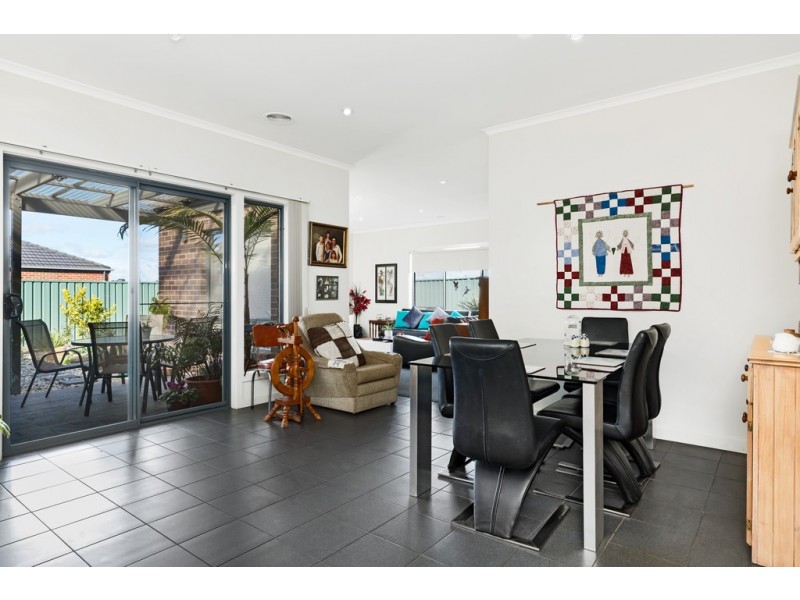 33 St Chester Avenue, Lake Gardens VIC 3355