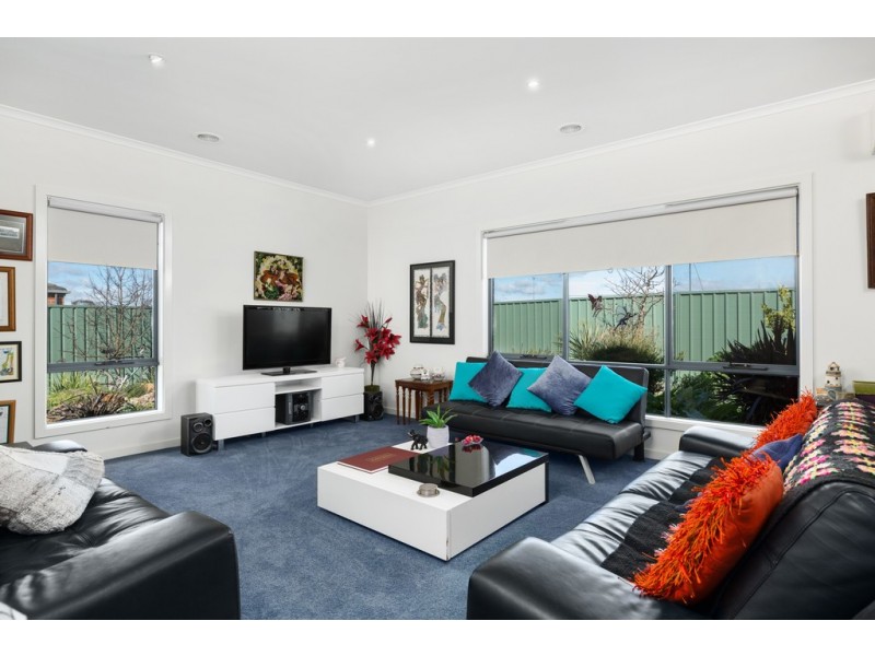 33 St Chester Avenue, Lake Gardens VIC 3355