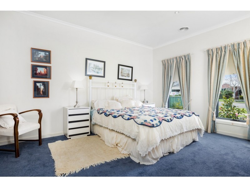 33 St Chester Avenue, Lake Gardens VIC 3355