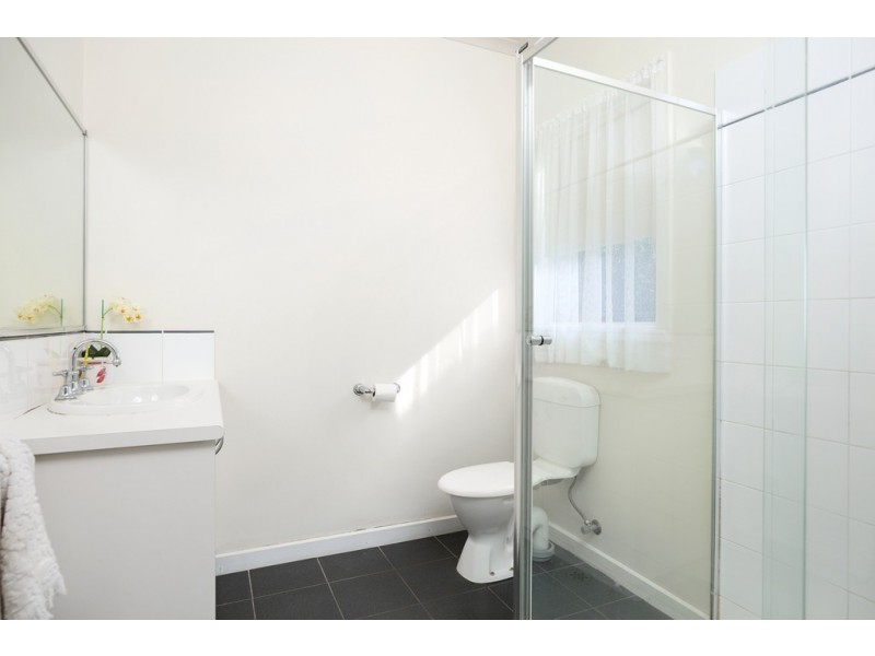 33 St Chester Avenue, Lake Gardens VIC 3355