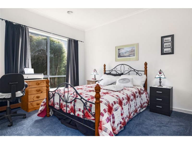 33 St Chester Avenue, Lake Gardens VIC 3355