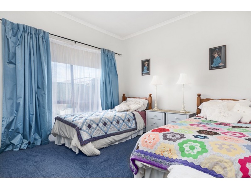 33 St Chester Avenue, Lake Gardens VIC 3355