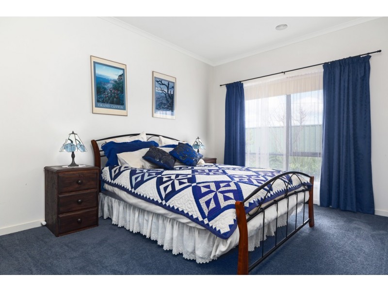 33 St Chester Avenue, Lake Gardens VIC 3355