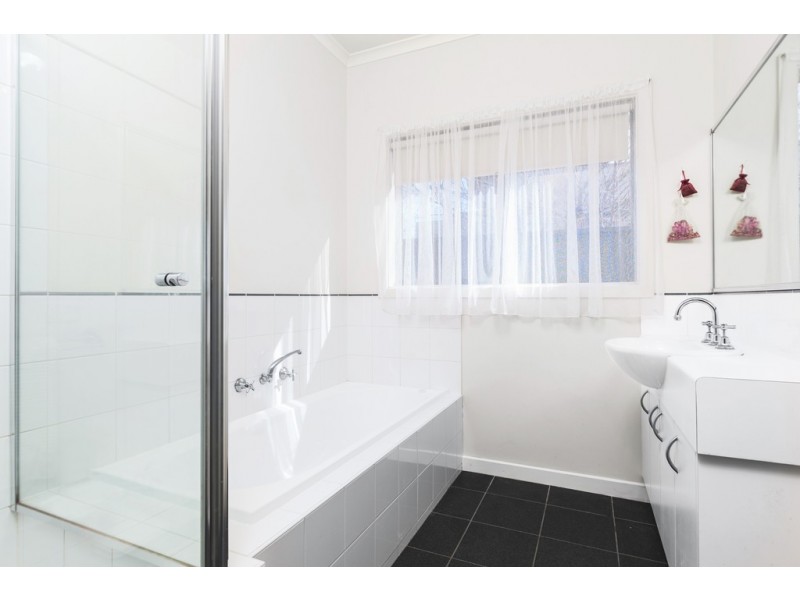 33 St Chester Avenue, Lake Gardens VIC 3355