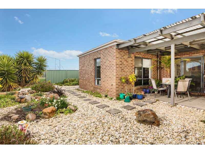 33 St Chester Avenue, Lake Gardens VIC 3355