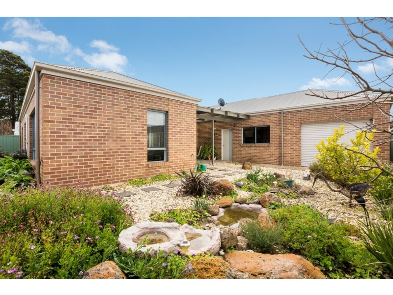 33 St Chester Avenue, Lake Gardens VIC 3355