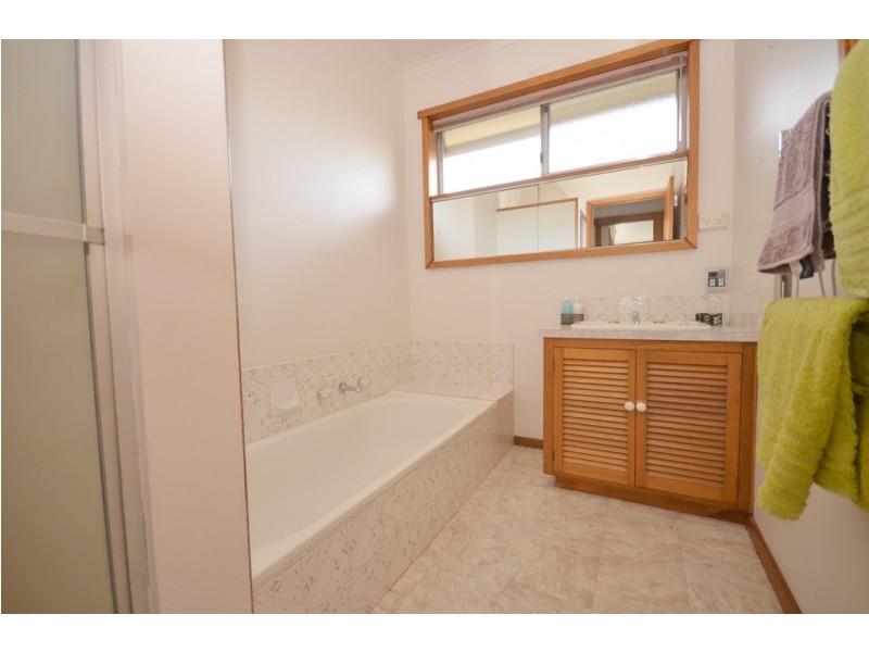 8 Form Street, Wendouree VIC 3355