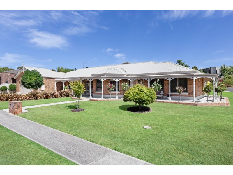 19 Pinevale Way, Ballarat North VIC 3350