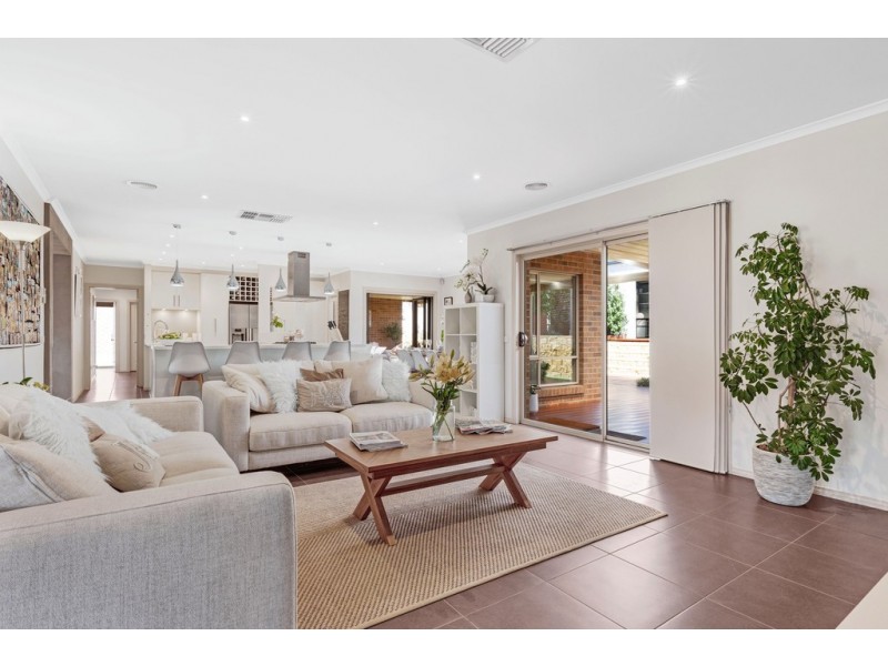 19 Pinevale Way, Ballarat North VIC 3350