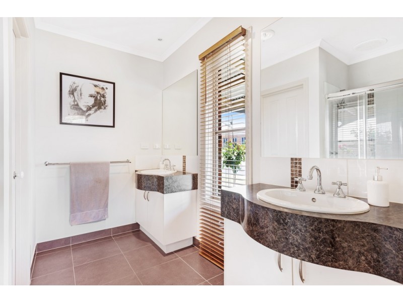 19 Pinevale Way, Ballarat North VIC 3350