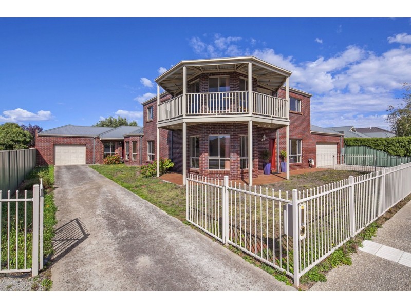 17 St Helens Avenue, Lake Gardens VIC 3355