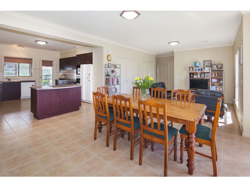 17 St Helens Avenue, Lake Gardens VIC 3355