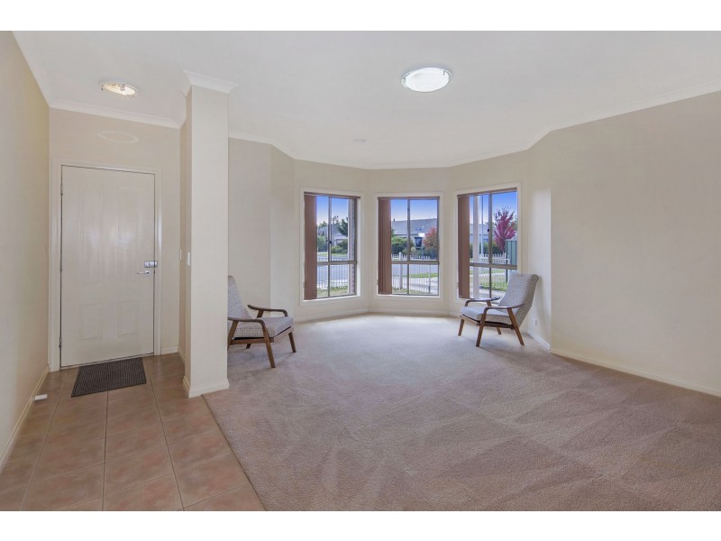 17 St Helens Avenue, Lake Gardens VIC 3355