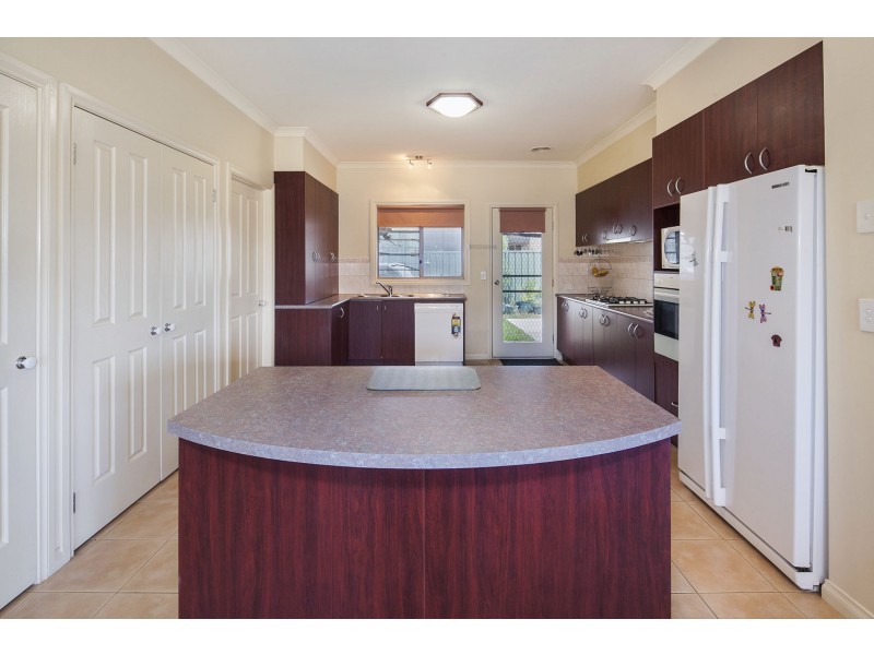 17 St Helens Avenue, Lake Gardens VIC 3355