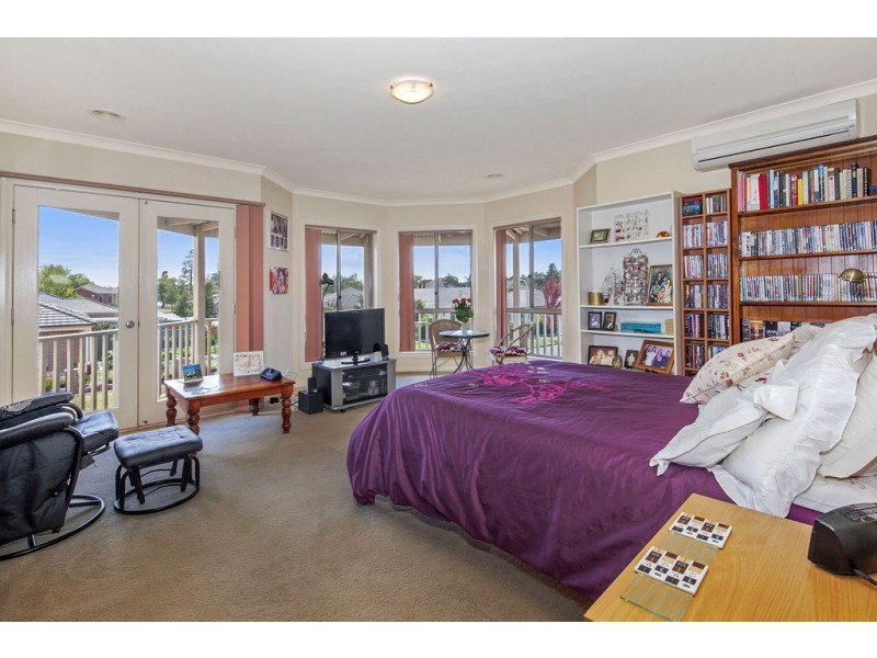 17 St Helens Avenue, Lake Gardens VIC 3355