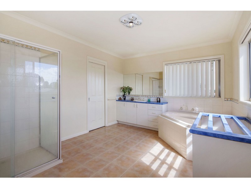 17 St Helens Avenue, Lake Gardens VIC 3355