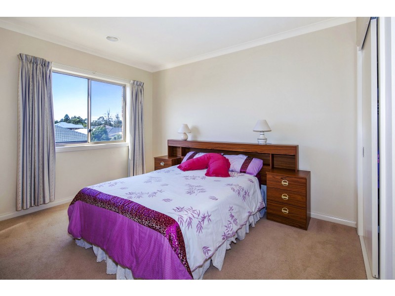 17 St Helens Avenue, Lake Gardens VIC 3355