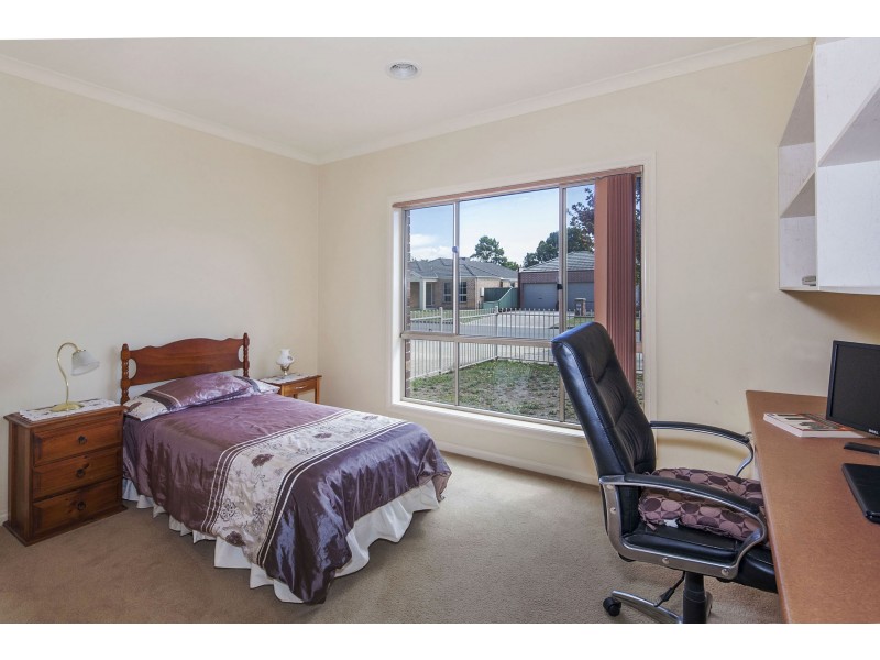17 St Helens Avenue, Lake Gardens VIC 3355