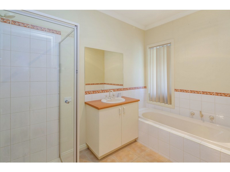 17 St Helens Avenue, Lake Gardens VIC 3355