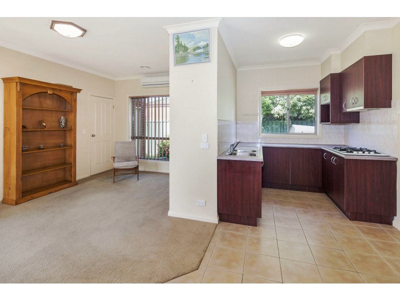 17 St Helens Avenue, Lake Gardens VIC 3355