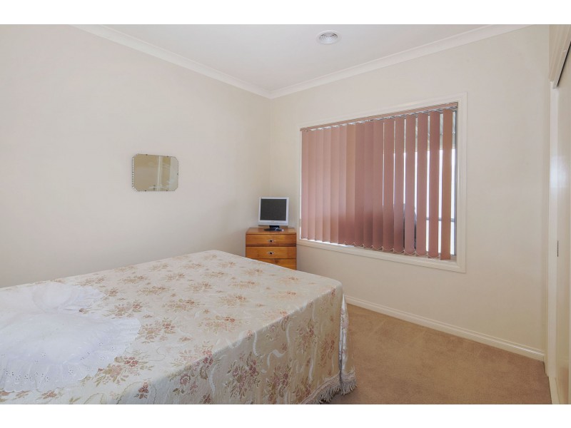 17 St Helens Avenue, Lake Gardens VIC 3355