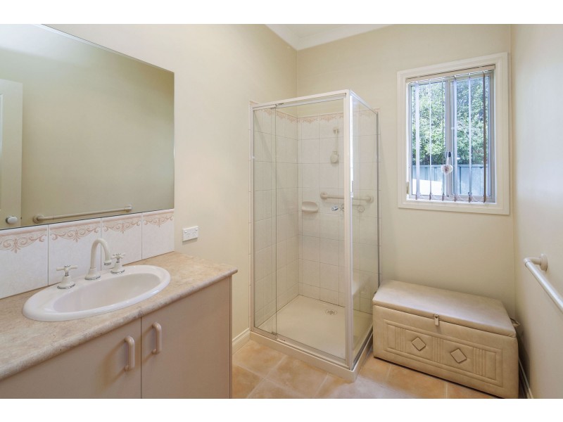 17 St Helens Avenue, Lake Gardens VIC 3355