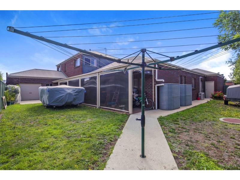 17 St Helens Avenue, Lake Gardens VIC 3355