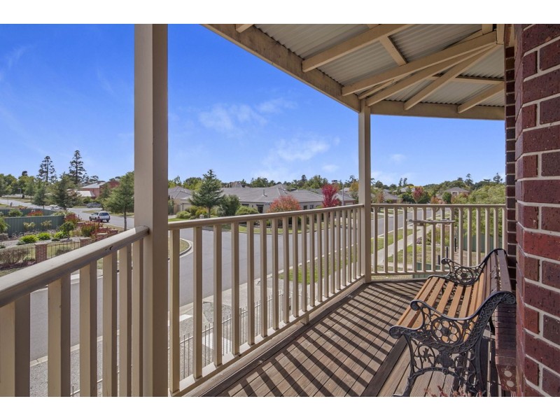 17 St Helens Avenue, Lake Gardens VIC 3355