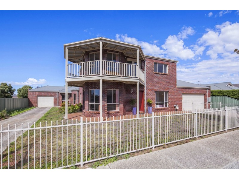 17 St Helens Avenue, Lake Gardens VIC 3355