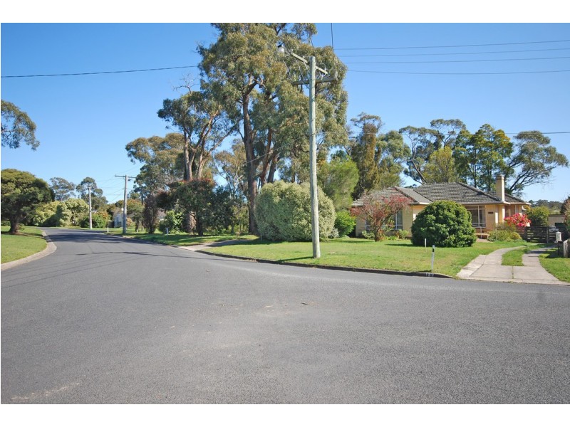102 Lylia Avenue, Mount Clear VIC 3350