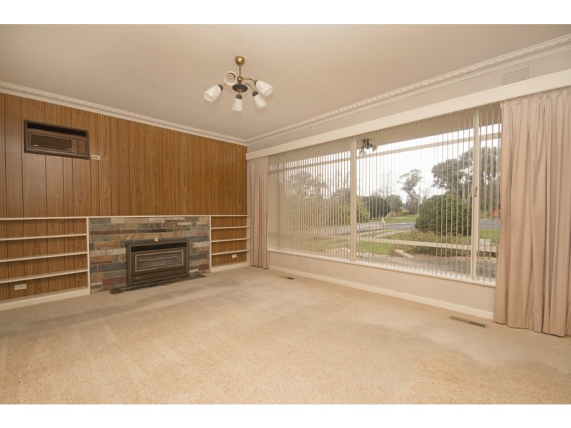 102 Lylia Avenue, Mount Clear VIC 3350
