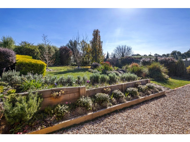 3 Clayton Park Drive, Canadian VIC 3350