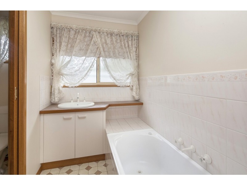 2/212 Clayton Street, Canadian VIC 3350