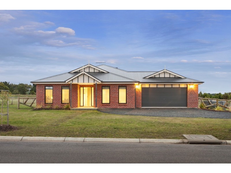 16 Lyon Place, Ballan VIC 3342