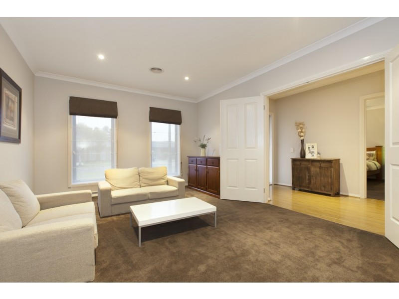 16 Lyon Place, Ballan VIC 3342