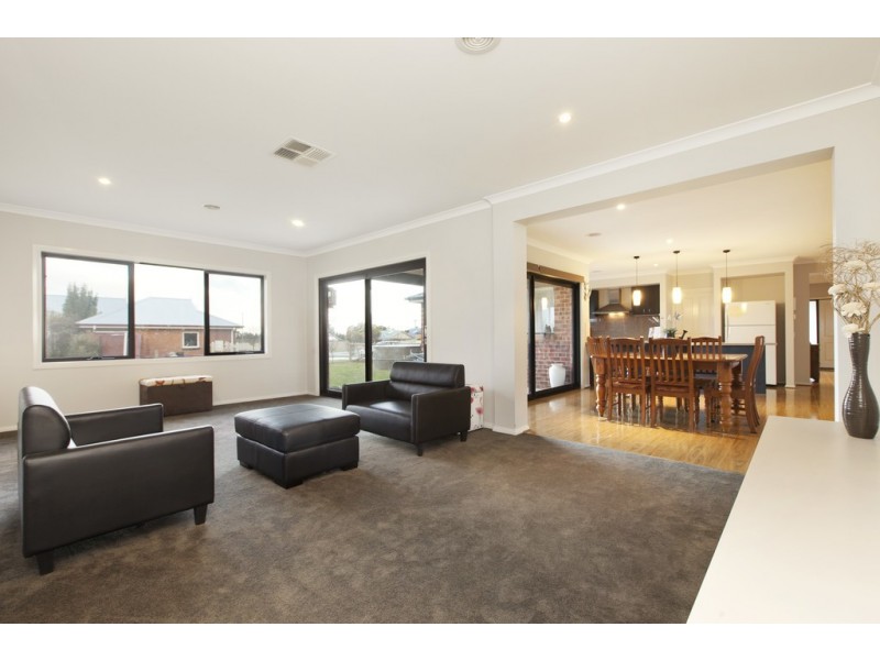 16 Lyon Place, Ballan VIC 3342