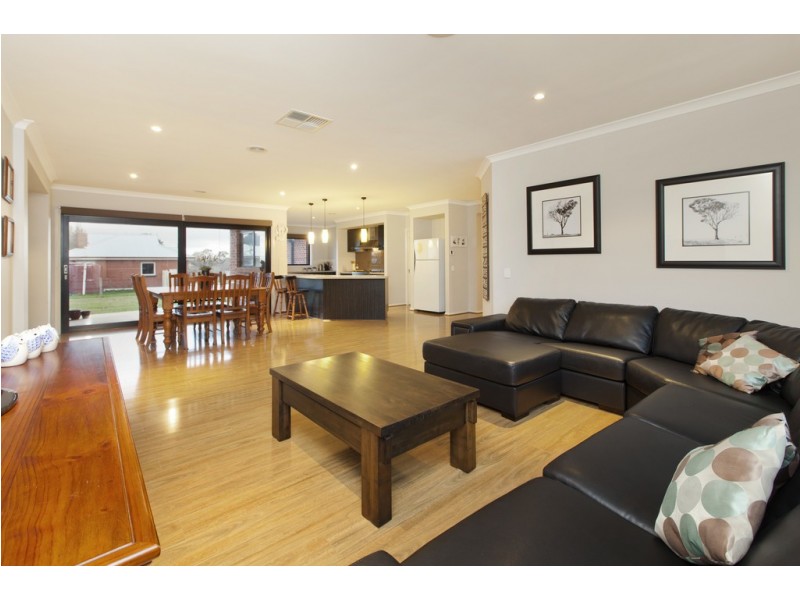 16 Lyon Place, Ballan VIC 3342